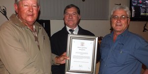 Links ontvang Koos de Kock ‘n sertifikaat vir sy werk as SAMSA Ondersoekbeampte en Veiligheidsoffisier van Philip Fourie en Johan Burmeister 
